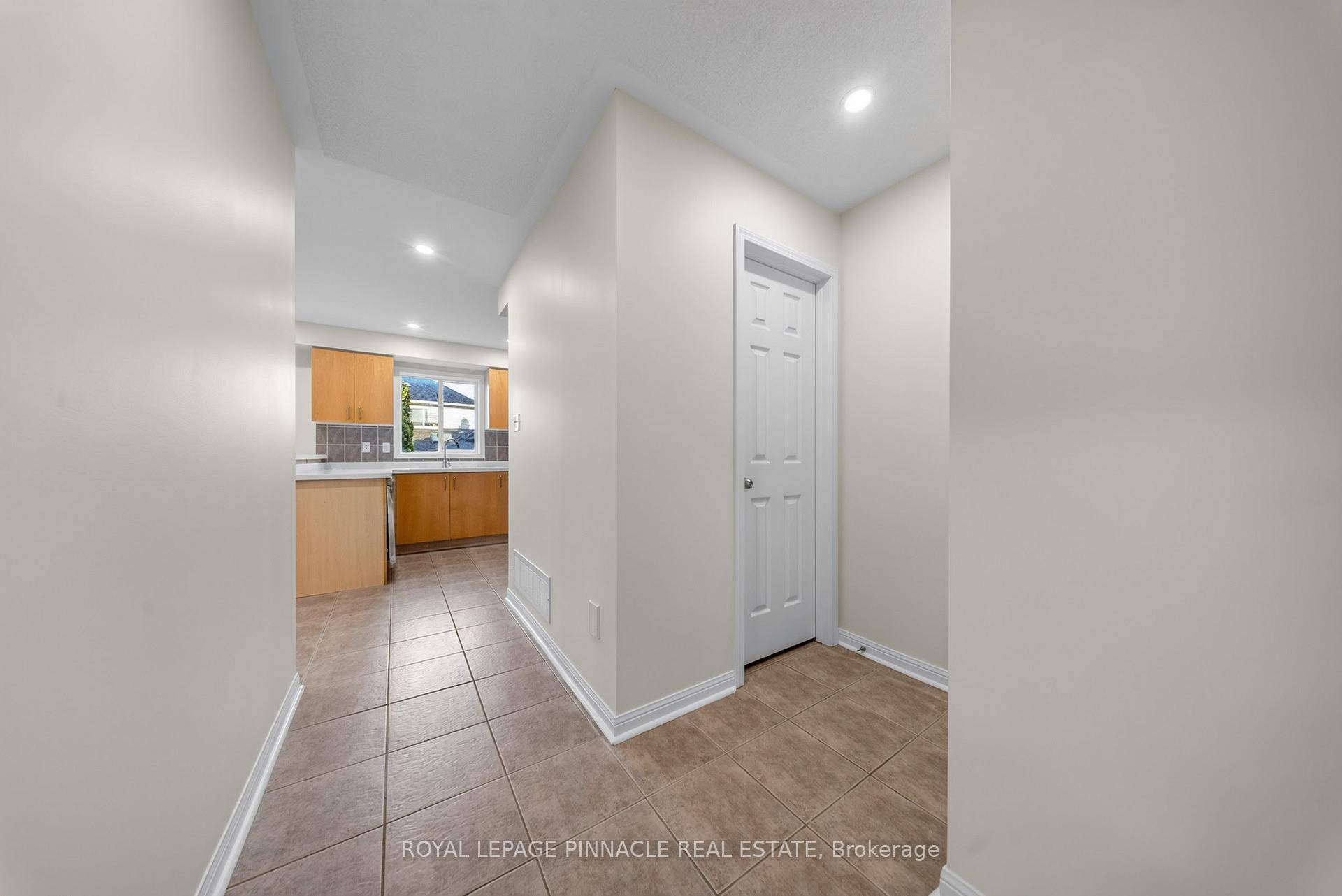 Photo 13 of 787 Avocado Crescent, Mississauga, Meadowvale Village — HOMEH