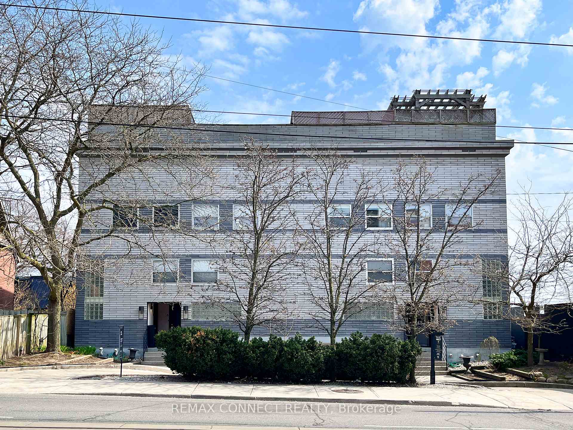 Photo 2 of Unit 4, 517 Kingston Road, Toronto, The Beaches — HOMEH