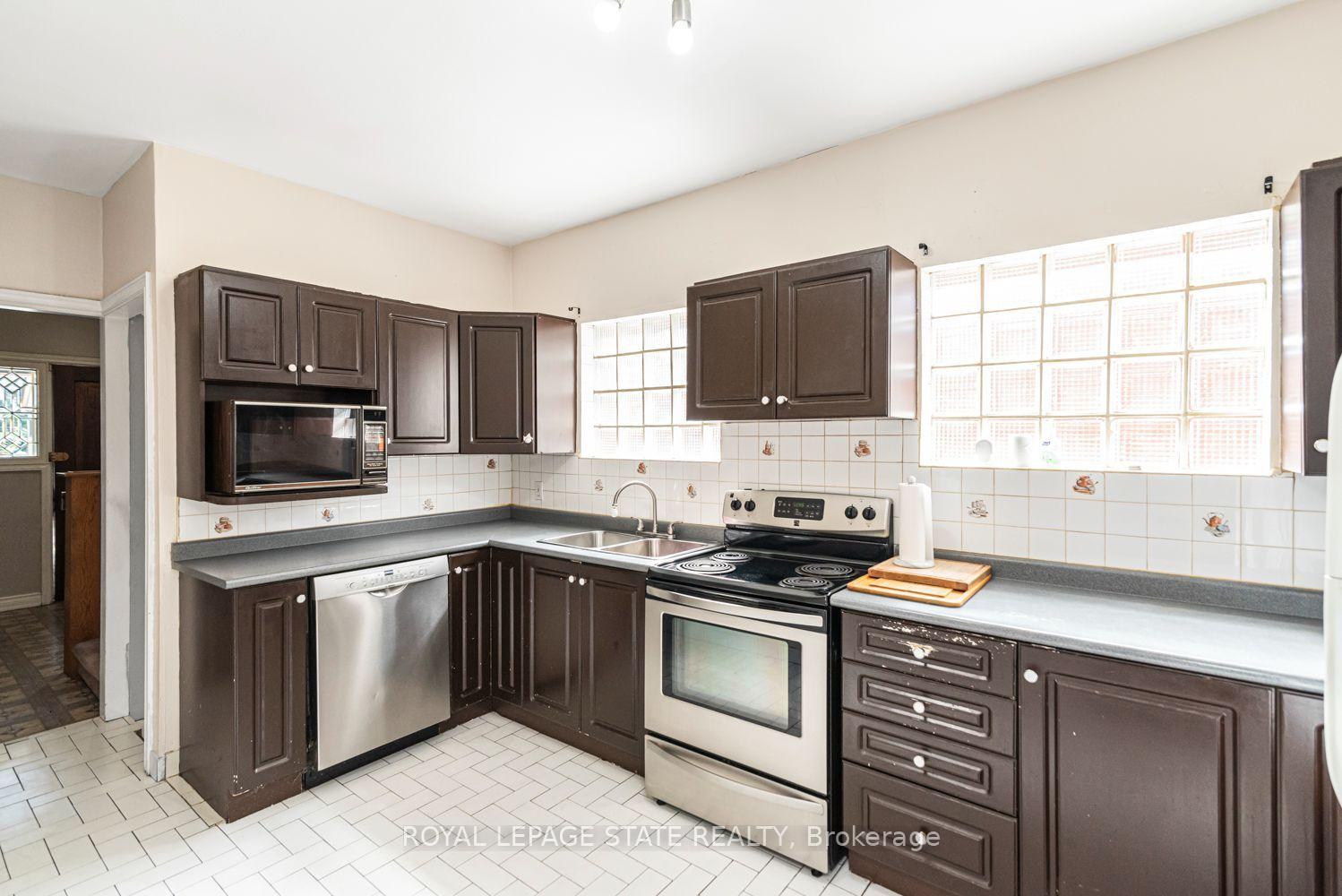 Photo 17 of 75 Kensington Avenue N, Hamilton, Crown Point — HOMEH