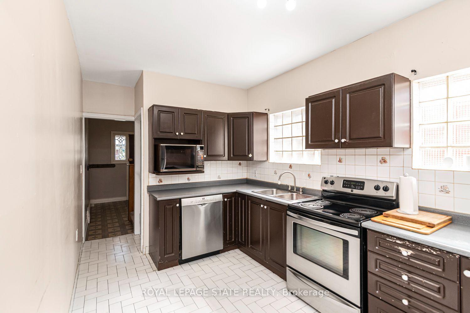 Photo 22 of 75 Kensington Avenue N, Hamilton, Crown Point — HOMEH