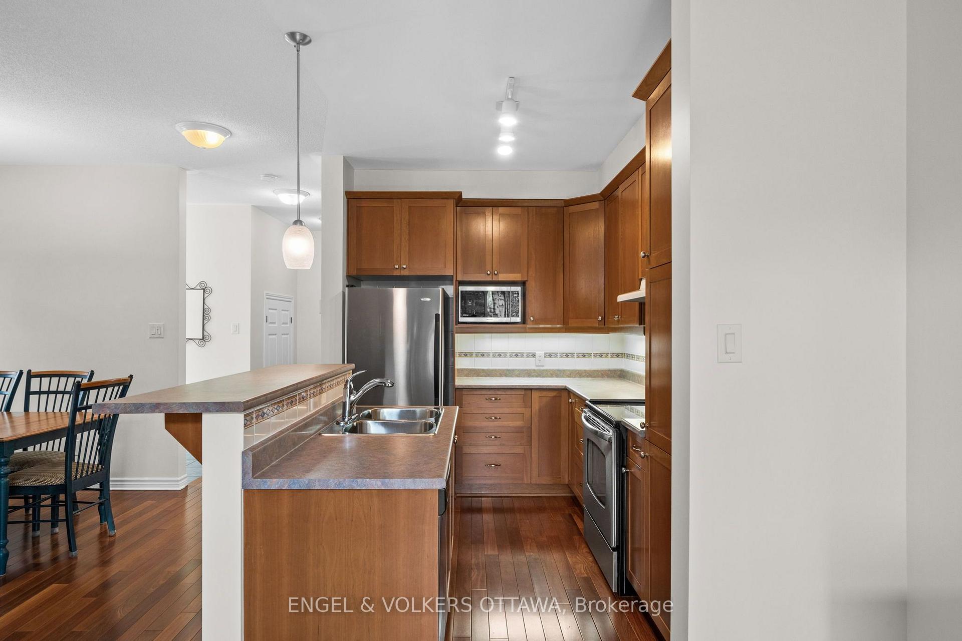 Photo 10 of 268 Horseshoe Crescent, Ottawa, Stittsville (North) — HOMEH