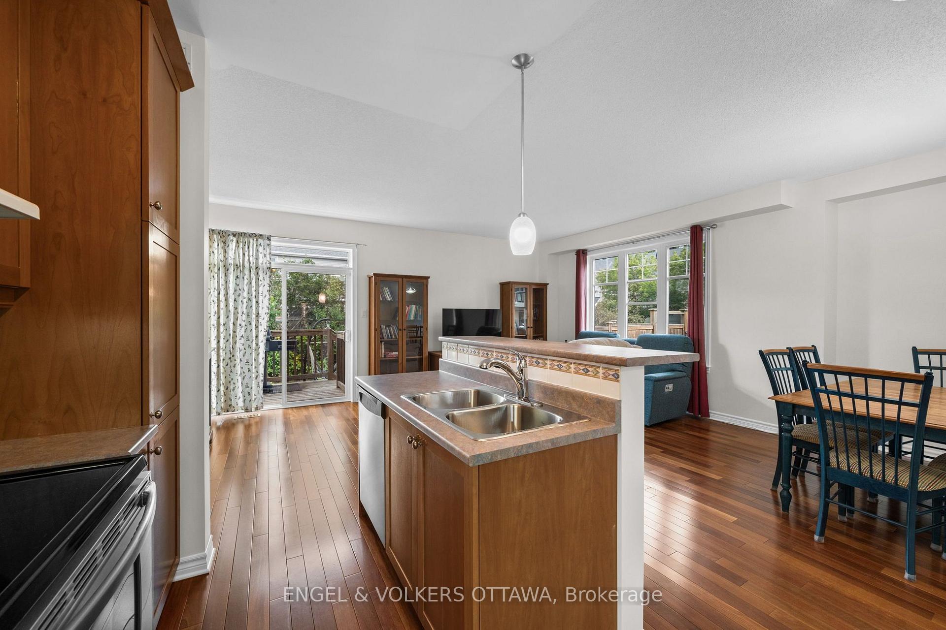 Photo 6 of 268 Horseshoe Crescent, Ottawa, Stittsville (North) — HOMEH