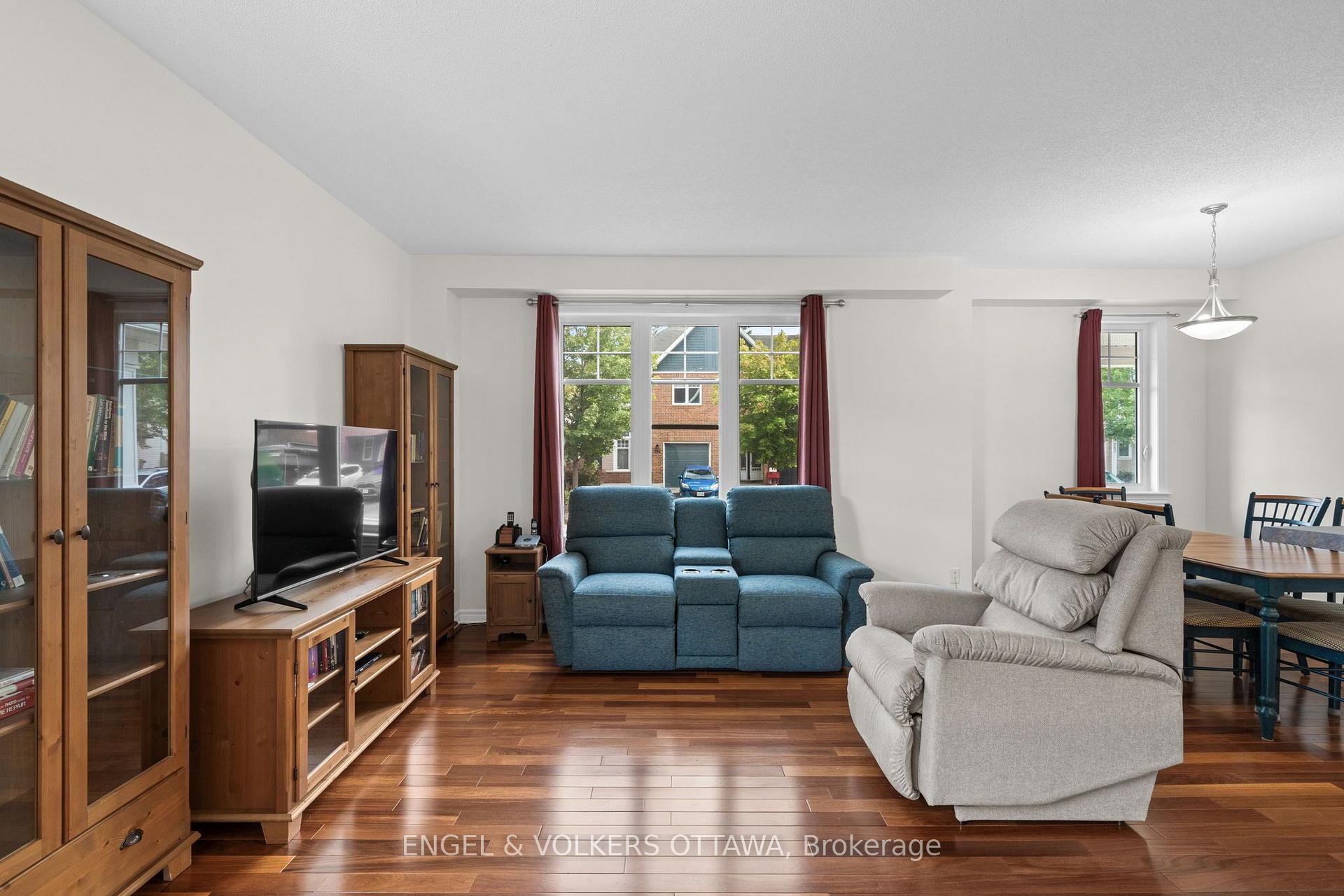 Photo 7 of 268 Horseshoe Crescent, Ottawa, Stittsville (North) — HOMEH