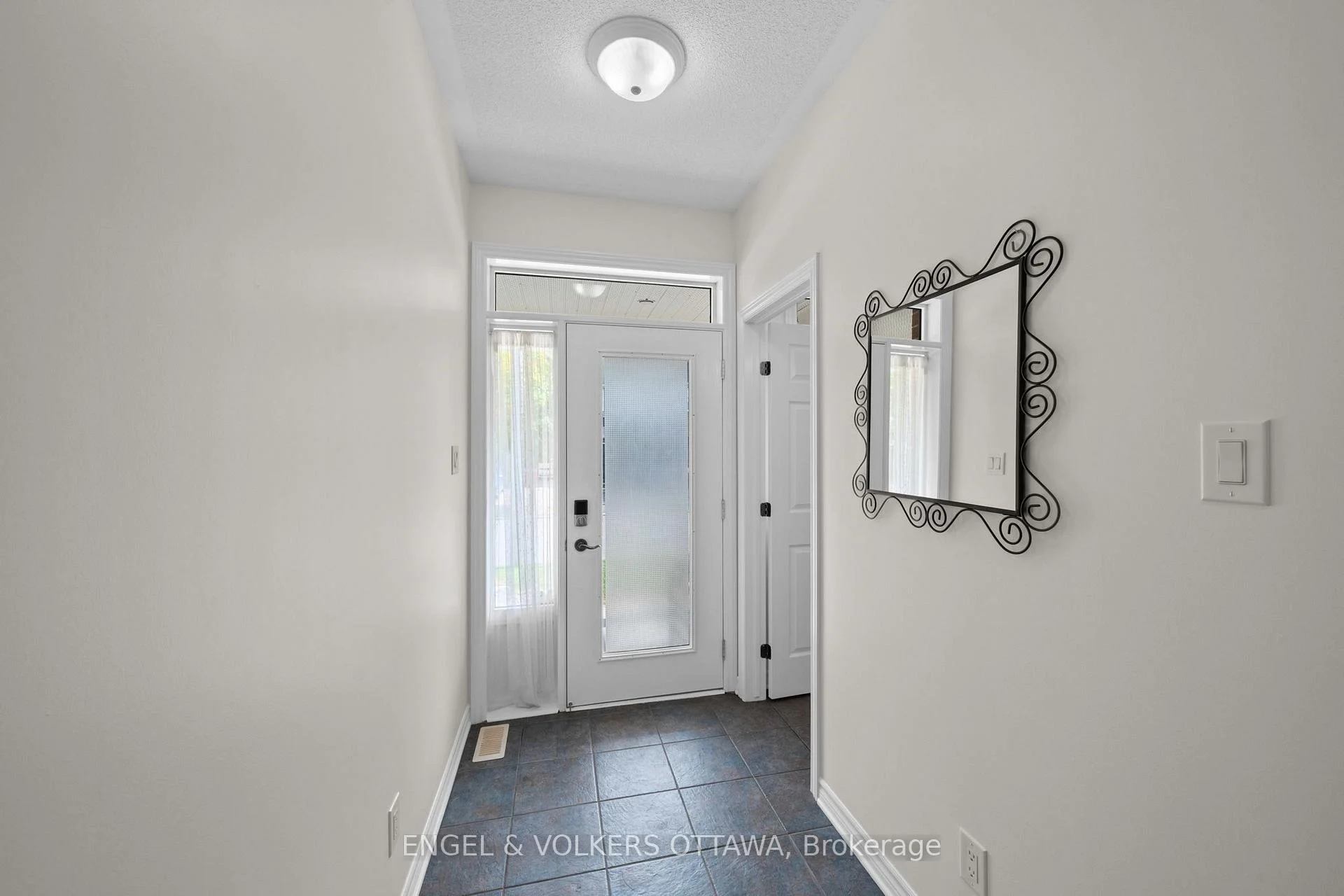Photo 5 of 268 Horseshoe Crescent, Ottawa, Stittsville (North) — HOMEH