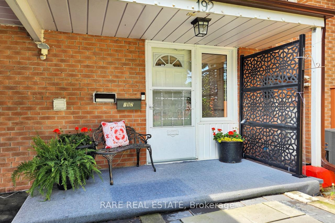 Photo 3 of 192 Three Valleys Drive, North York, Parkwoods-Donalda — HOMEH