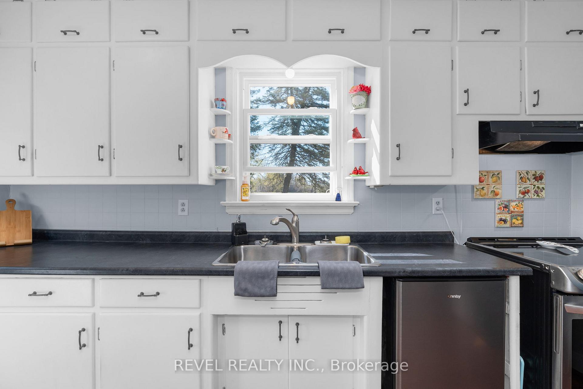 Photo 13 of 2940 Old Second Road S, Springwater, Midhurst — HOMEH