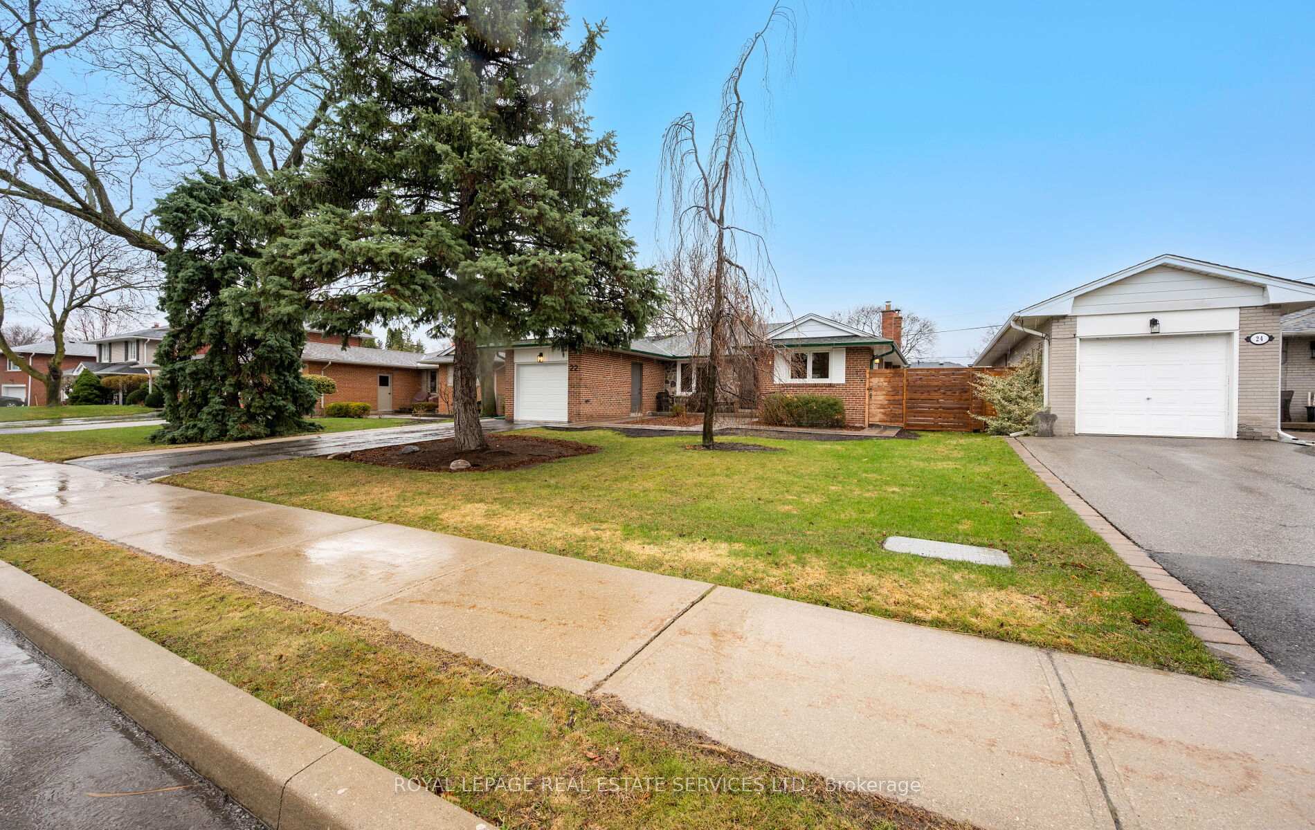 Photo 2 of 22 Arbroath Crescent, Etobicoke, Markland Wood — HOMEH