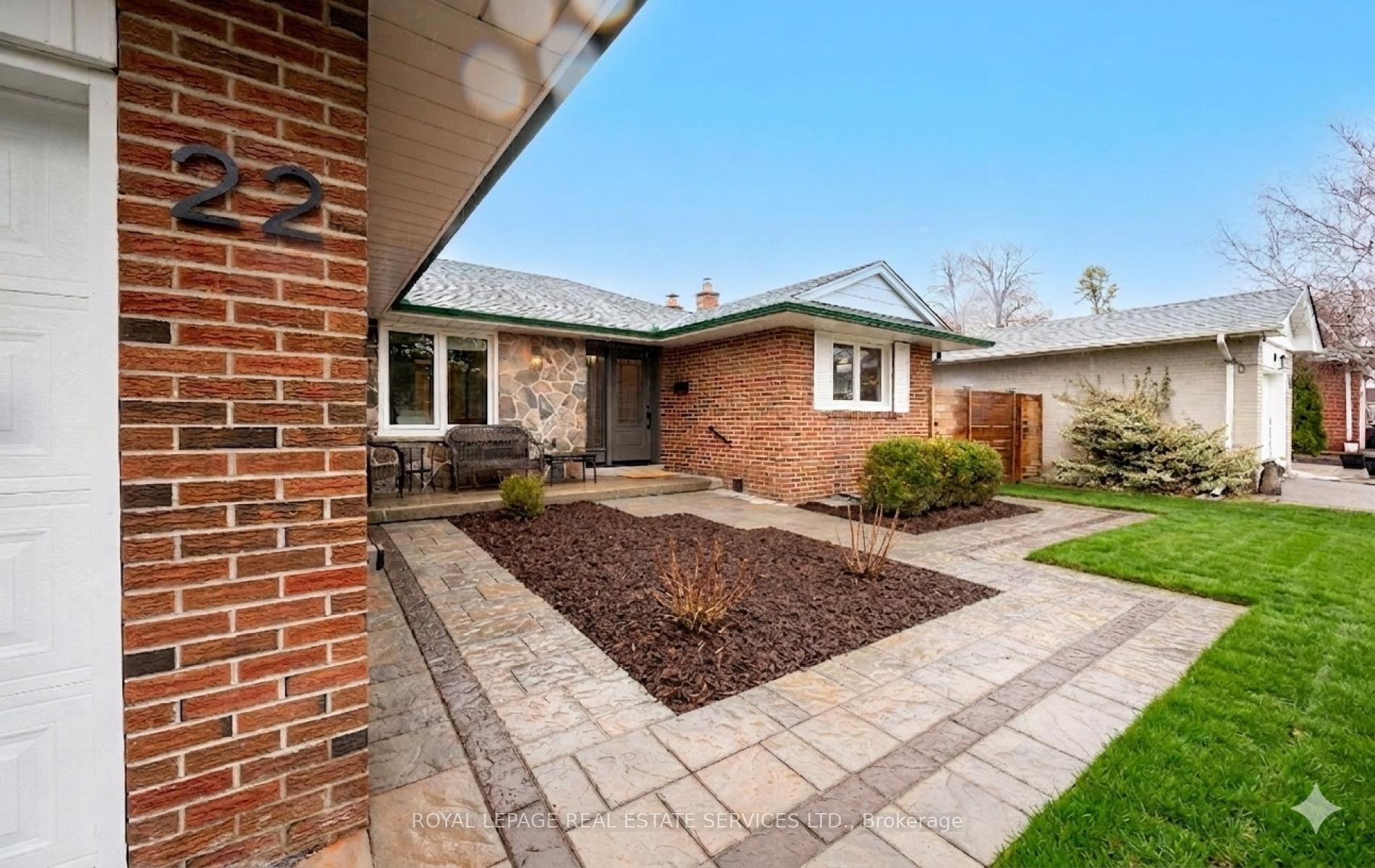 Photo 3 of 22 Arbroath Crescent, Etobicoke, Markland Wood — HOMEH