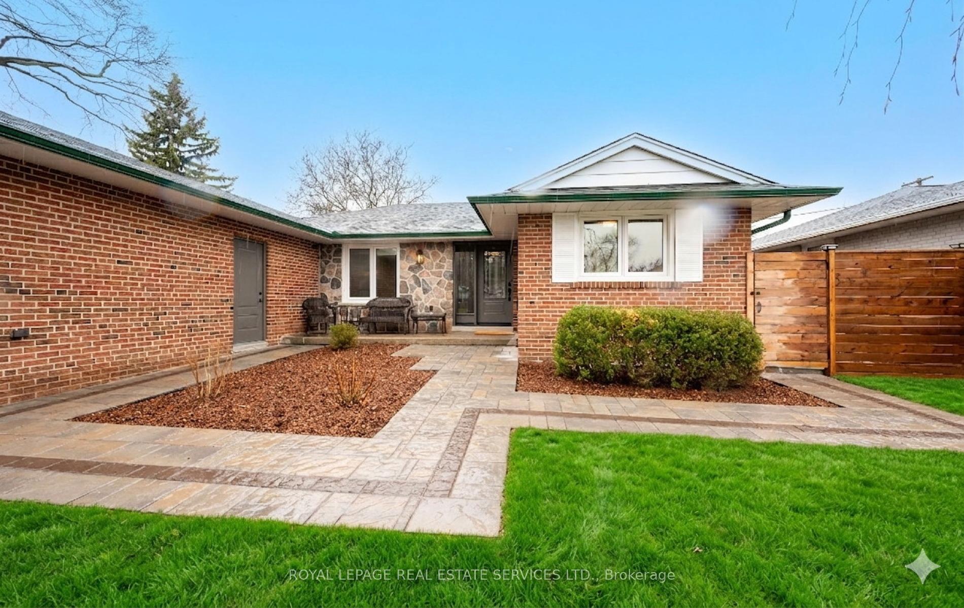 Photo 4 of 22 Arbroath Crescent, Etobicoke, Markland Wood — HOMEH