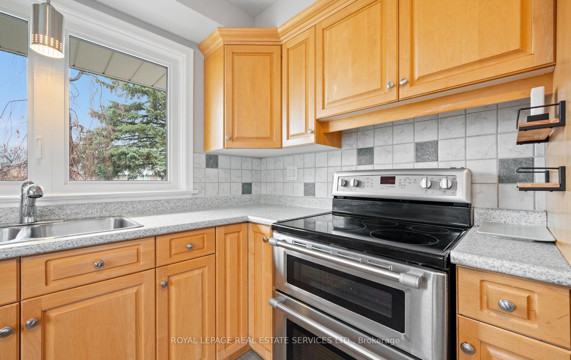 Photo 15 of 22 Arbroath Crescent, Etobicoke, Markland Wood — HOMEH