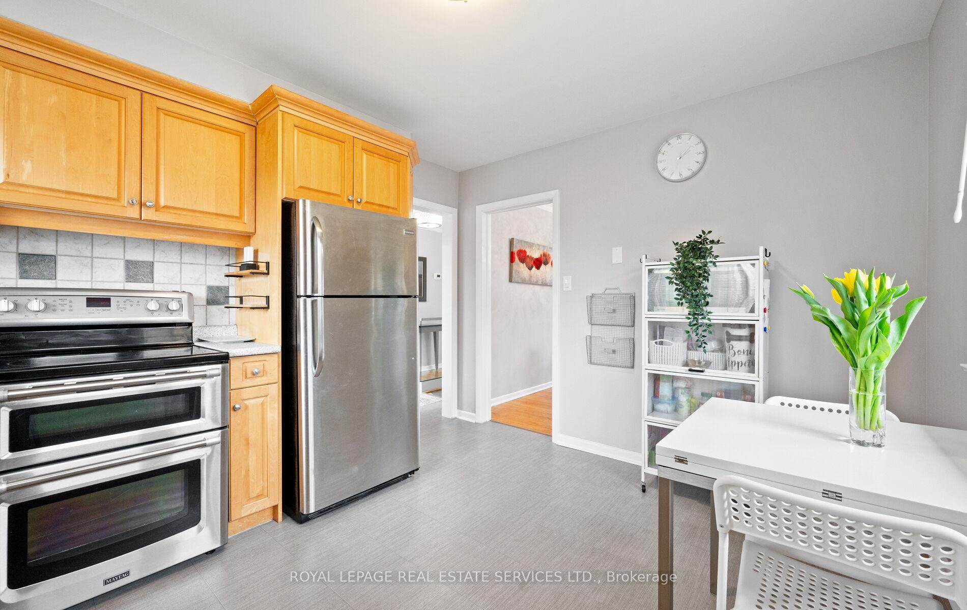 Photo 16 of 22 Arbroath Crescent, Etobicoke, Markland Wood — HOMEH