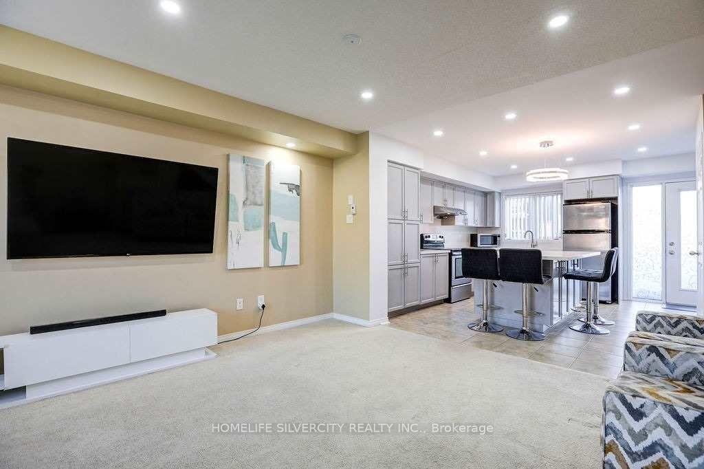 Photo 4 of Unit 64, 60 Fairwood Circle, Brampton, Sandringham-Wellington — HOMEH