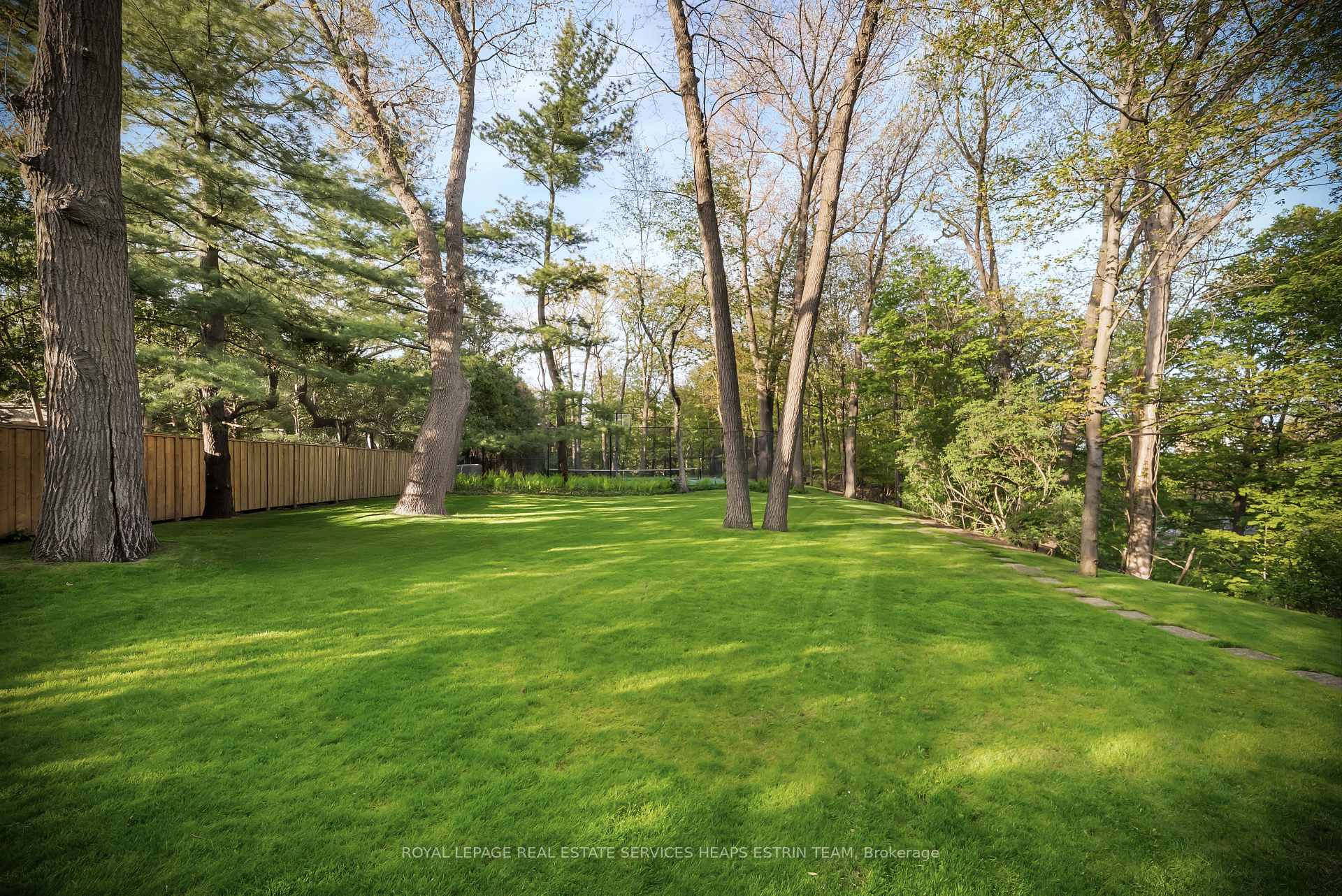 Photo 44 of 25 North Drive, Etobicoke, Edenbridge-Humber Valley — HOMEH