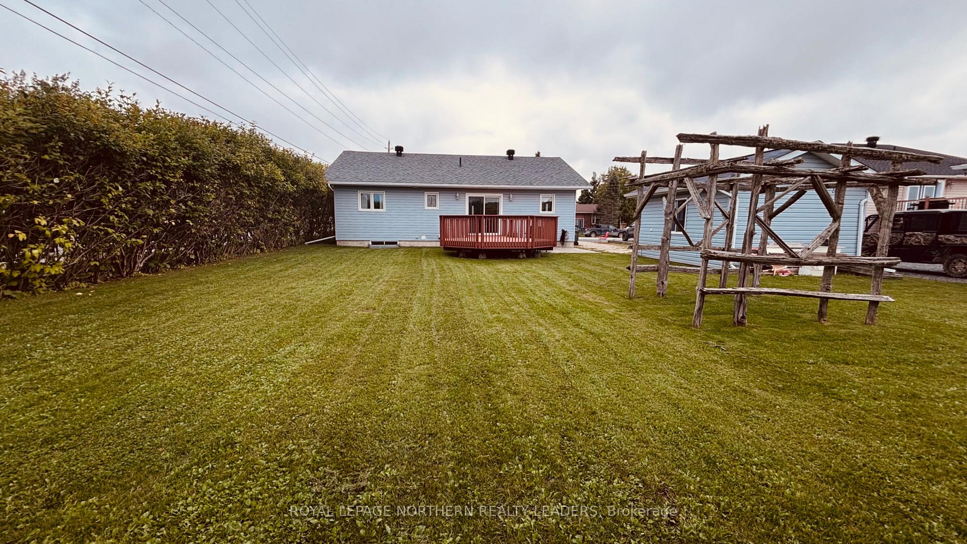 Photo 4 of 65 Connaught Avenue S, Cochrane — HOMEH