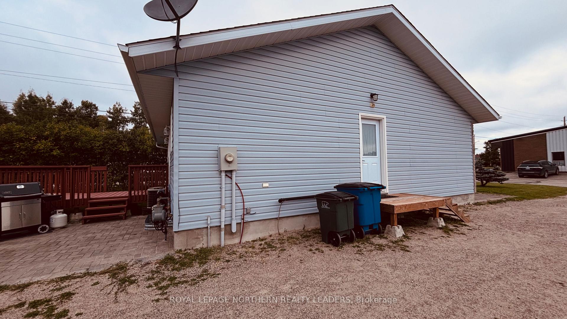 Photo 5 of 65 Connaught Avenue S, Cochrane — HOMEH