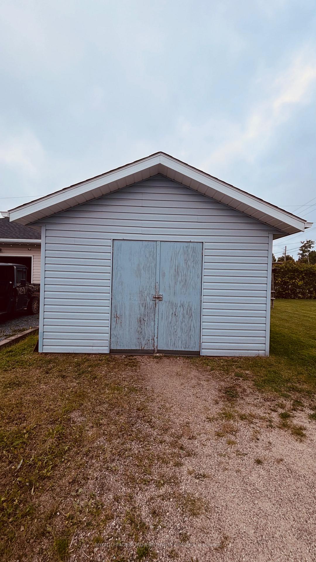 Photo 8 of 65 Connaught Avenue S, Cochrane — HOMEH