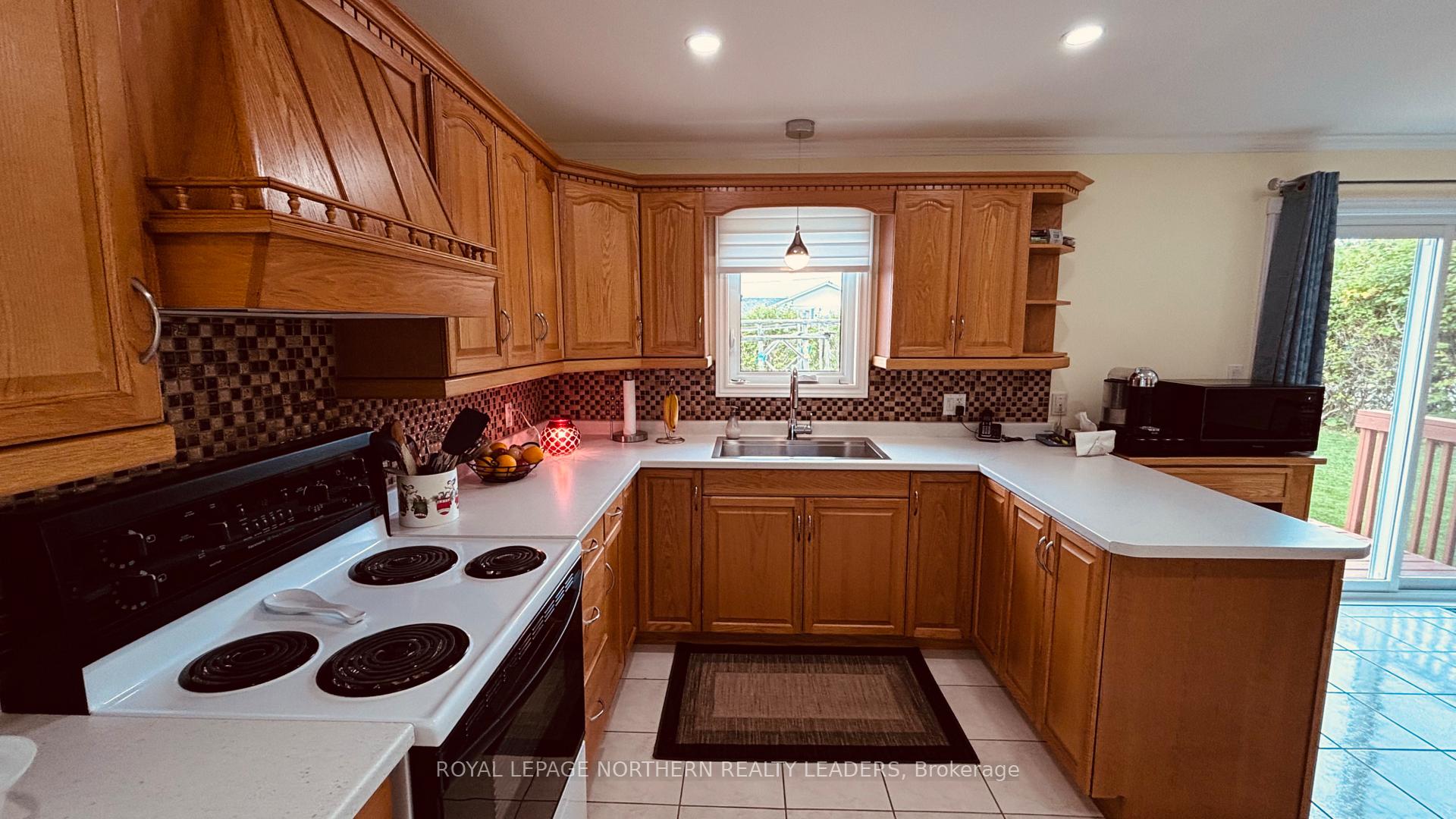 Photo 9 of 65 Connaught Avenue S, Cochrane — HOMEH