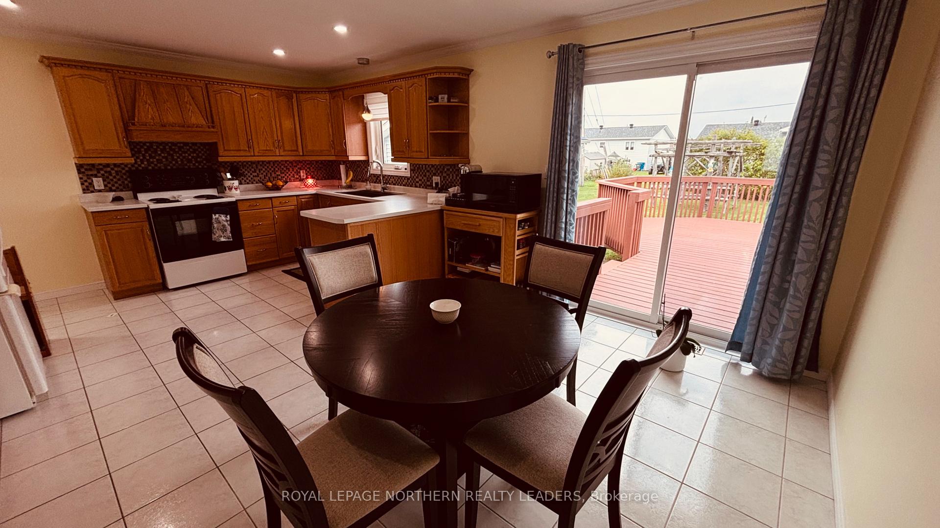 Photo 13 of 65 Connaught Avenue S, Cochrane — HOMEH