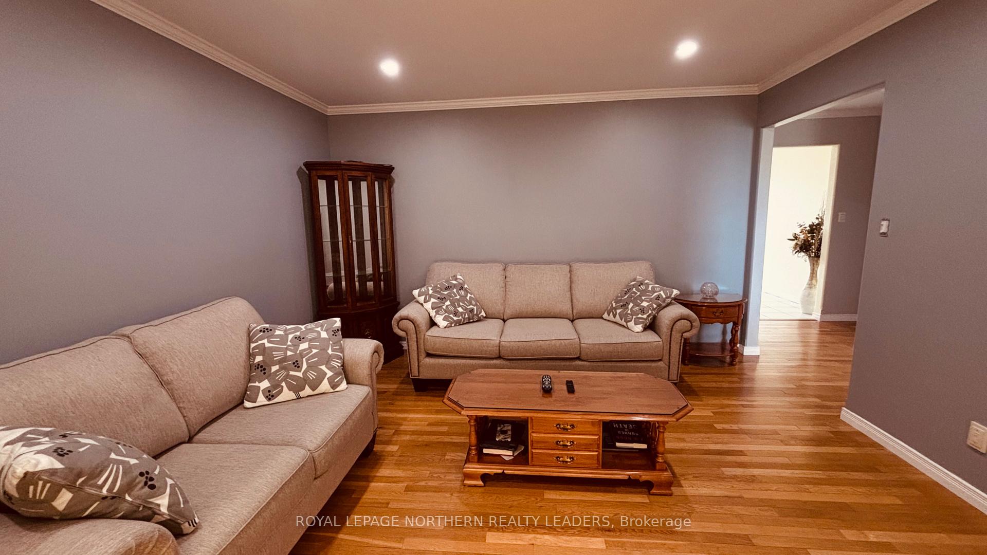 Photo 15 of 65 Connaught Avenue S, Cochrane — HOMEH