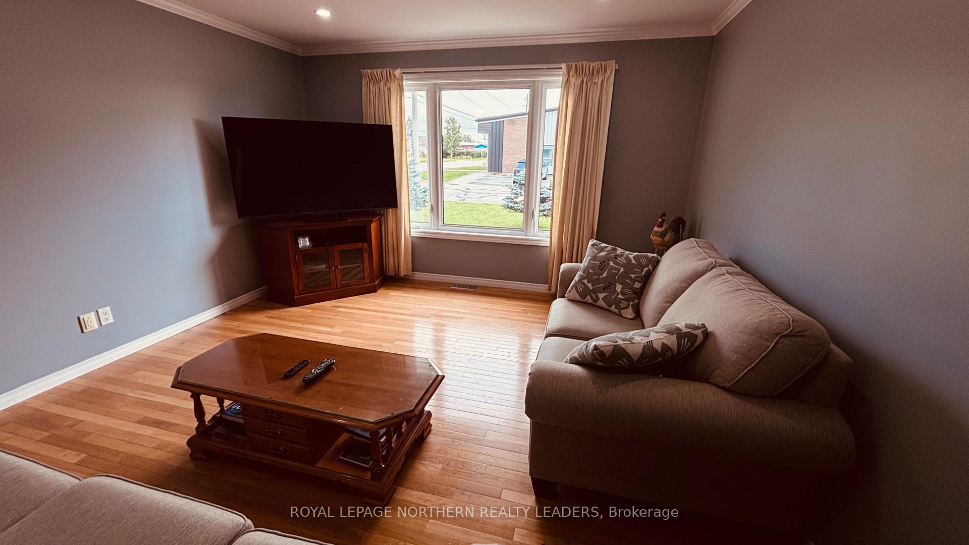 Photo 16 of 65 Connaught Avenue S, Cochrane — HOMEH