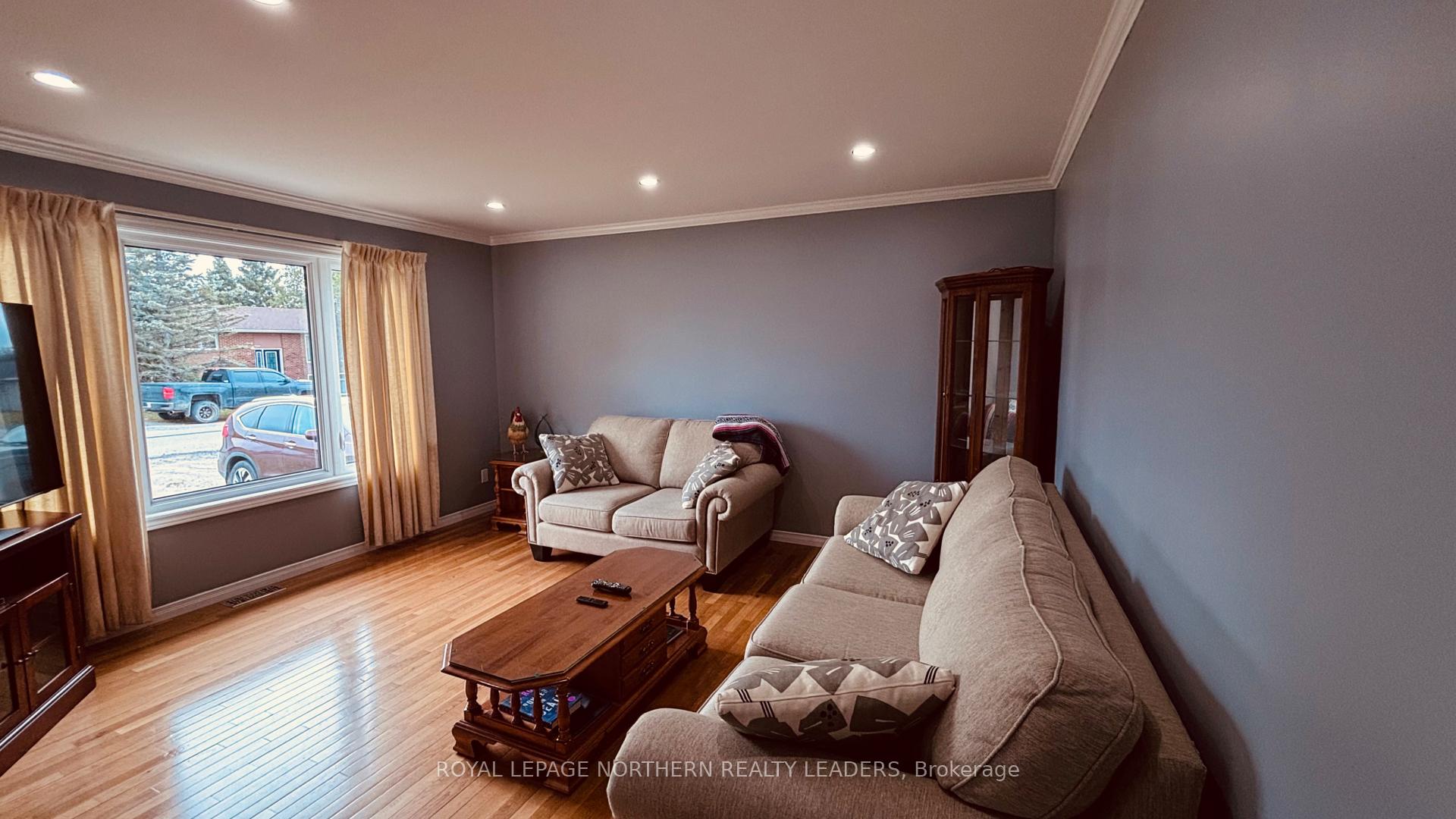 Photo 17 of 65 Connaught Avenue S, Cochrane — HOMEH