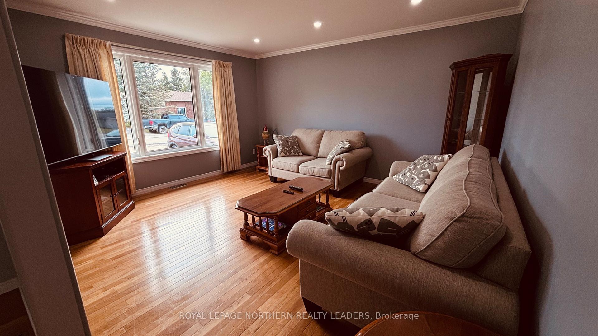 Photo 18 of 65 Connaught Avenue S, Cochrane — HOMEH