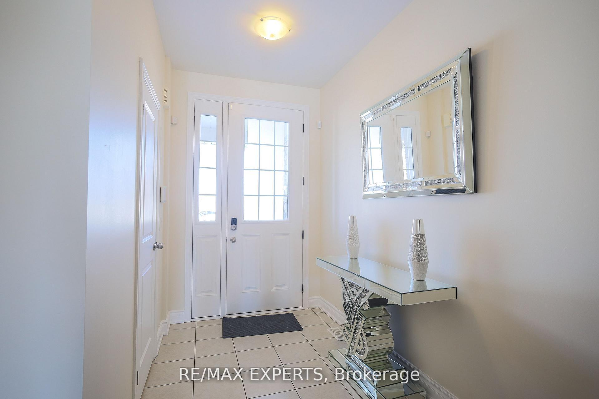 Photo 11 of 27 Hogan Manor Drive, Brampton, Northwest Brampton — HOMEH