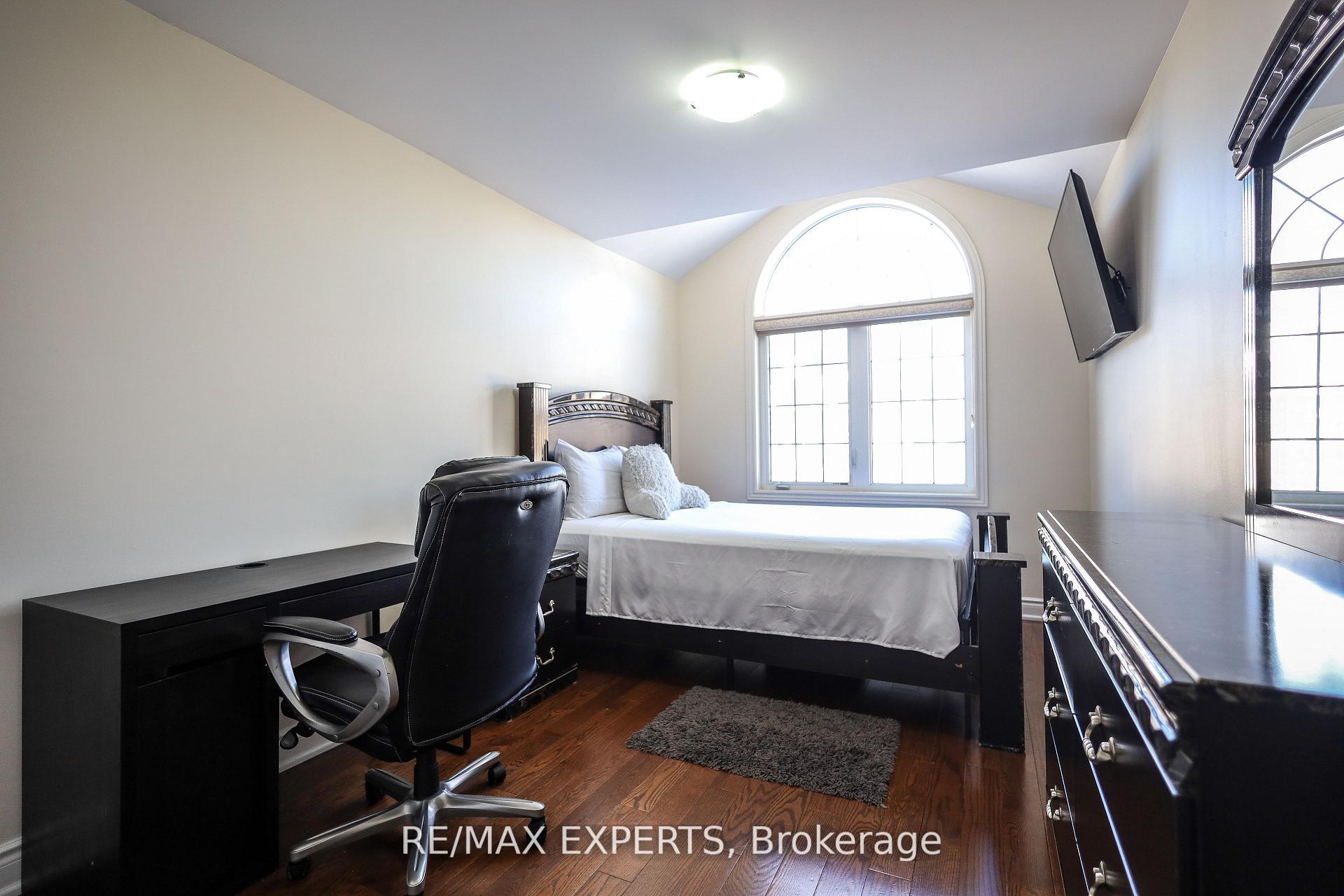 Photo 19 of 27 Hogan Manor Drive, Brampton, Northwest Brampton — HOMEH