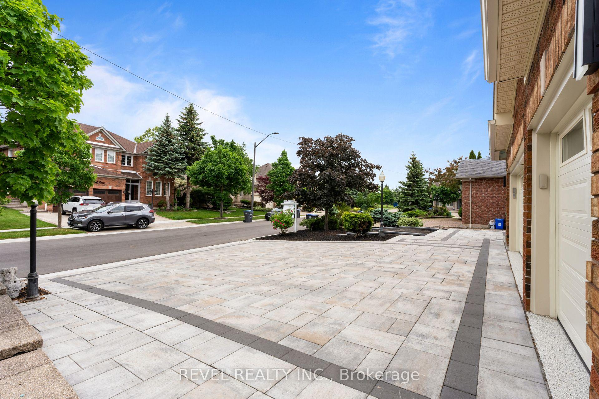 Photo 3 of 6872 Round Leaf Court, Mississauga, Lisgar — HOMEH