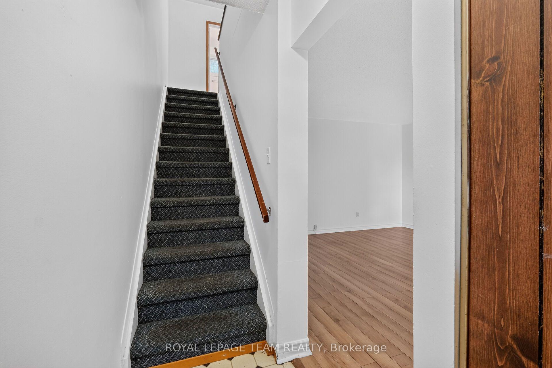 Photo 3 of 909 Greenbriar Avenue, Ottawa, Carleton Heights — HOMEH