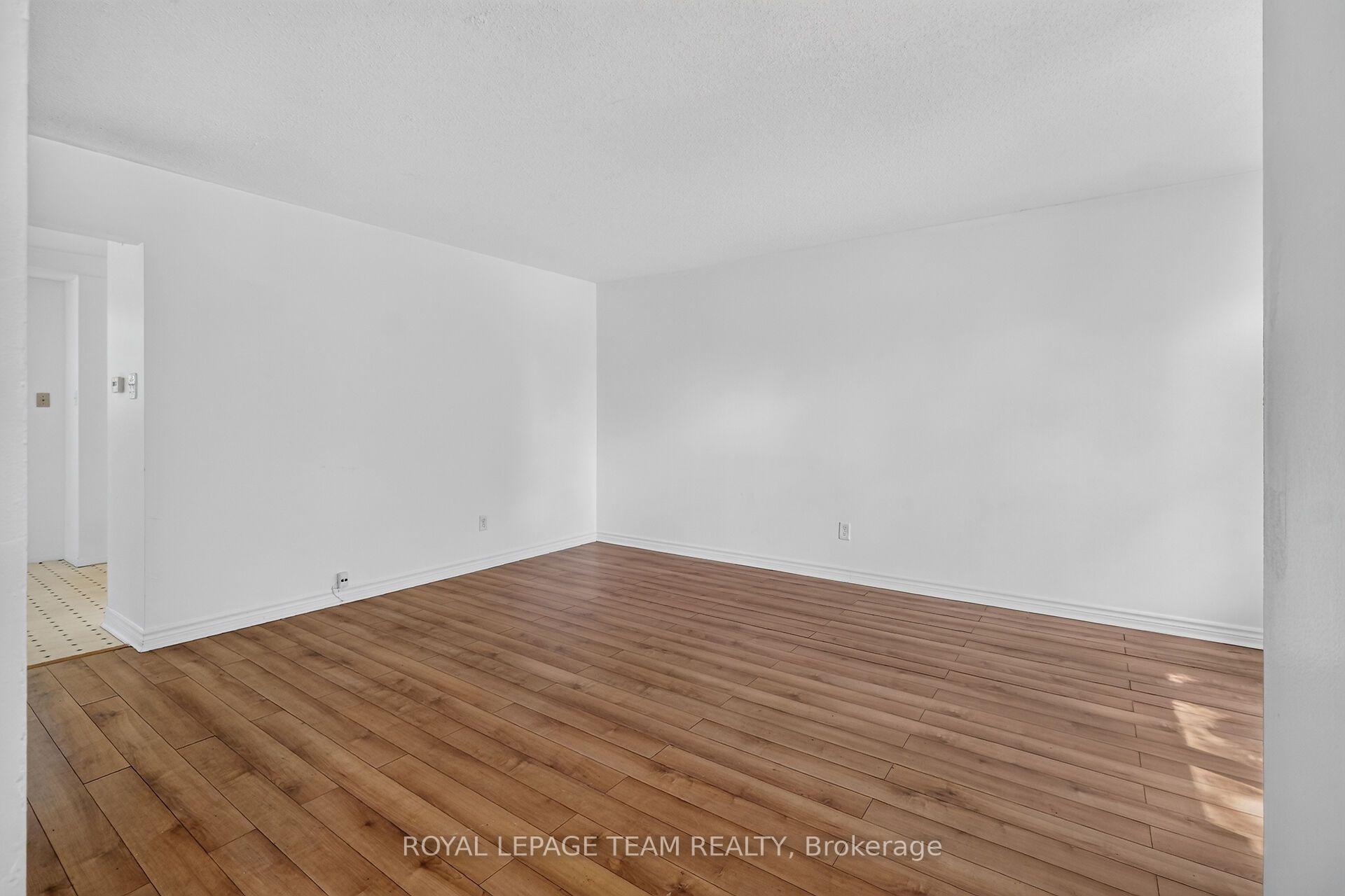 Photo 5 of 909 Greenbriar Avenue, Ottawa, Carleton Heights — HOMEH