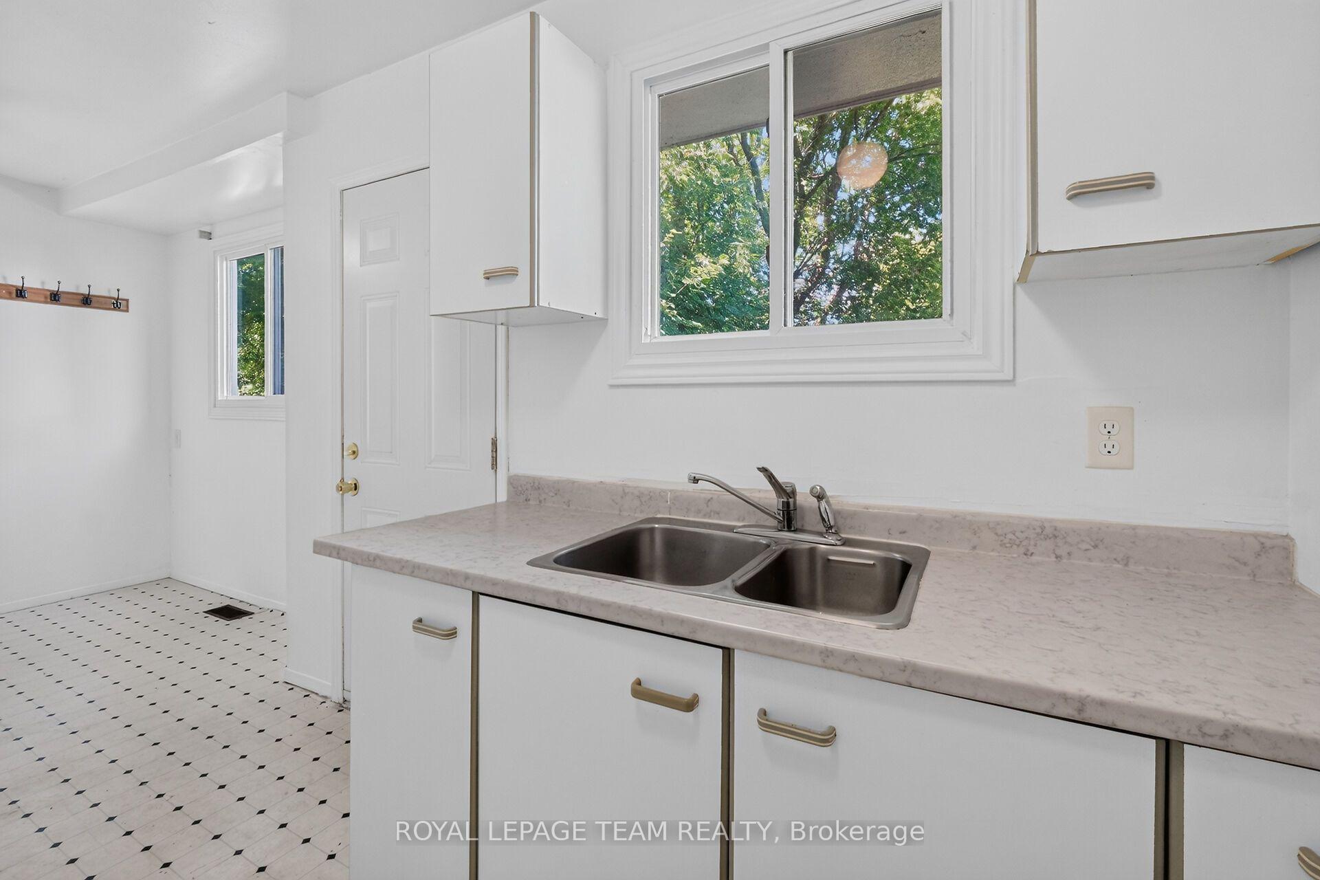 Photo 9 of 909 Greenbriar Avenue, Ottawa, Carleton Heights — HOMEH