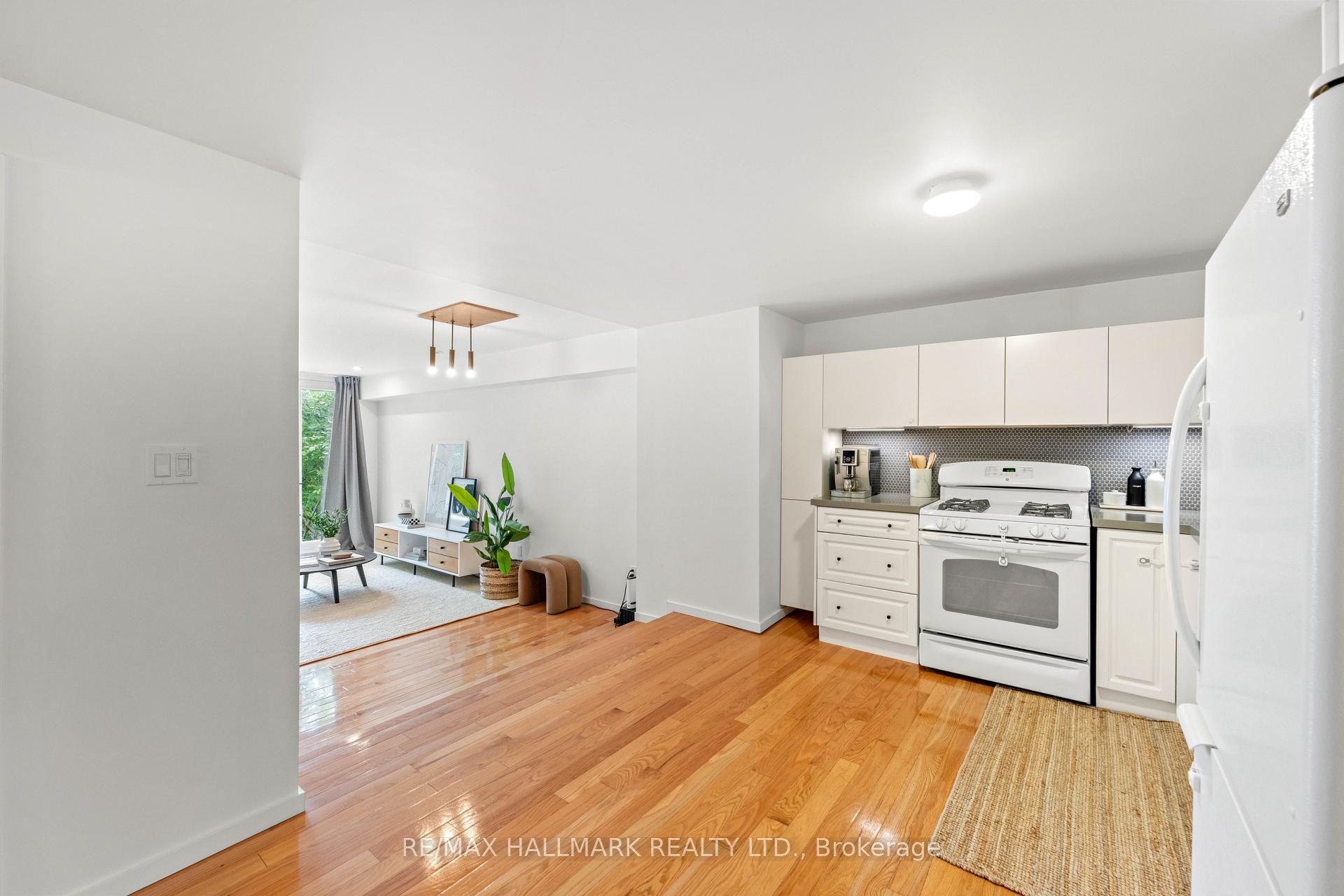 Photo 10 of 92 Chisholm Avenue, Toronto, Woodbine-Lumsden — HOMEH