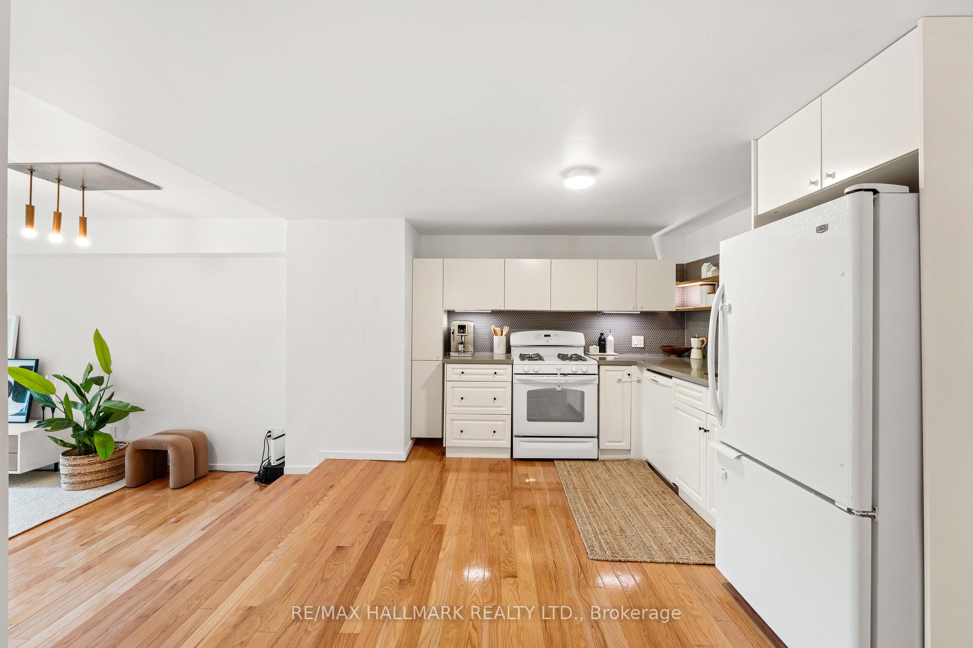 Photo 11 of 92 Chisholm Avenue, Toronto, Woodbine-Lumsden — HOMEH
