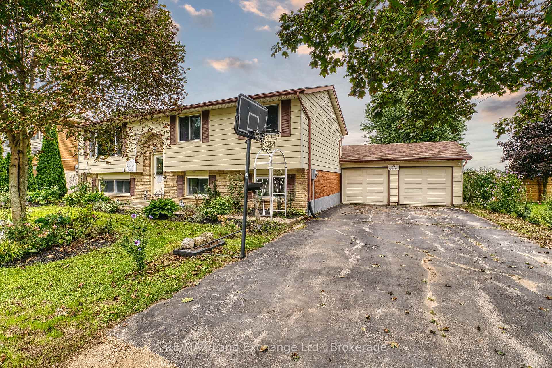 Photo 2 of 21 Fairview Drive, Arran-Elderslie — HOMEH