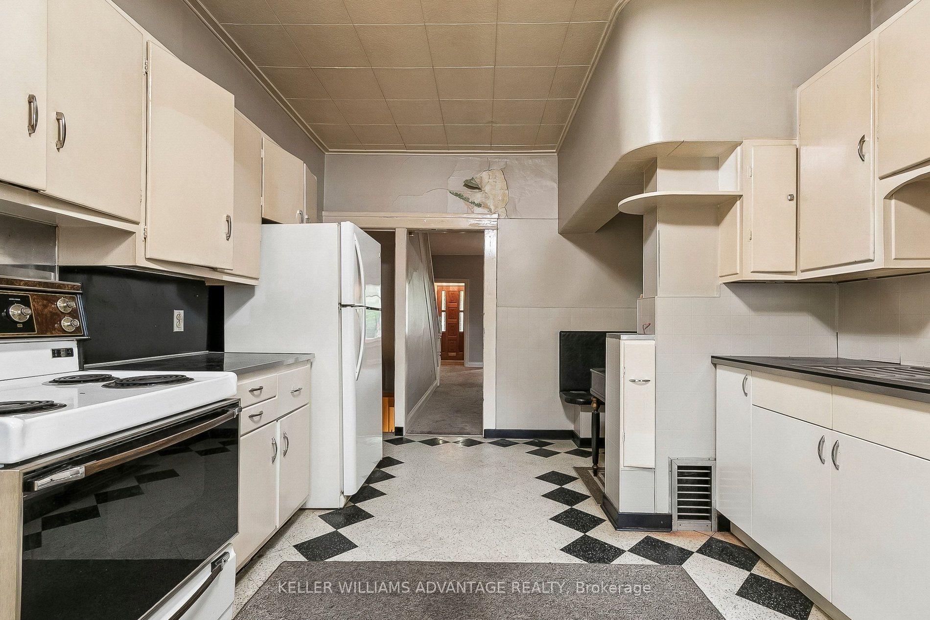 Photo 13 of 32 Dingwall Avenue E, Toronto, Blake-Jones — HOMEH