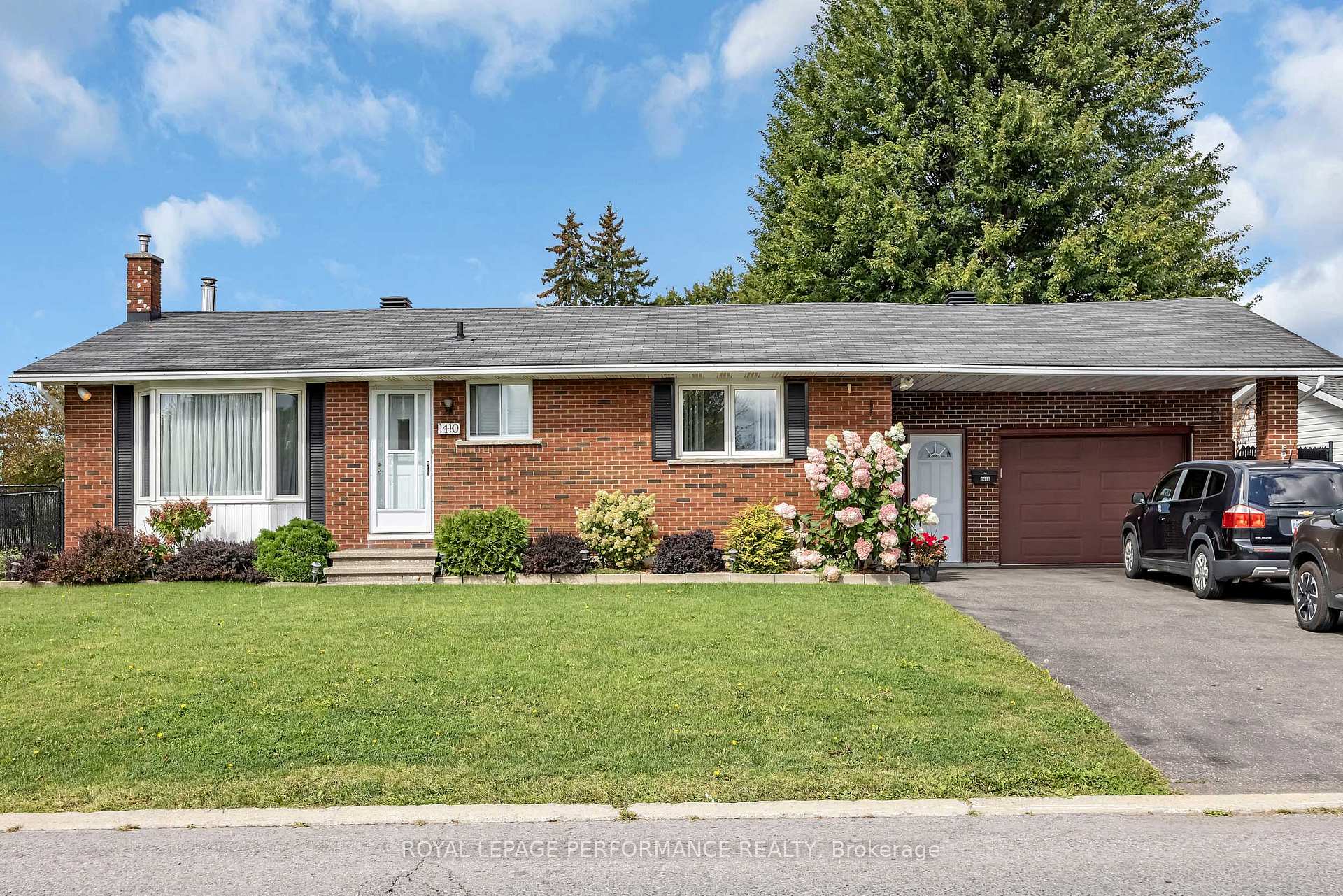 Photo 3 of 1410 Major Road, Ottawa, Bilberry Creek/Queenswood Heights — HOMEH