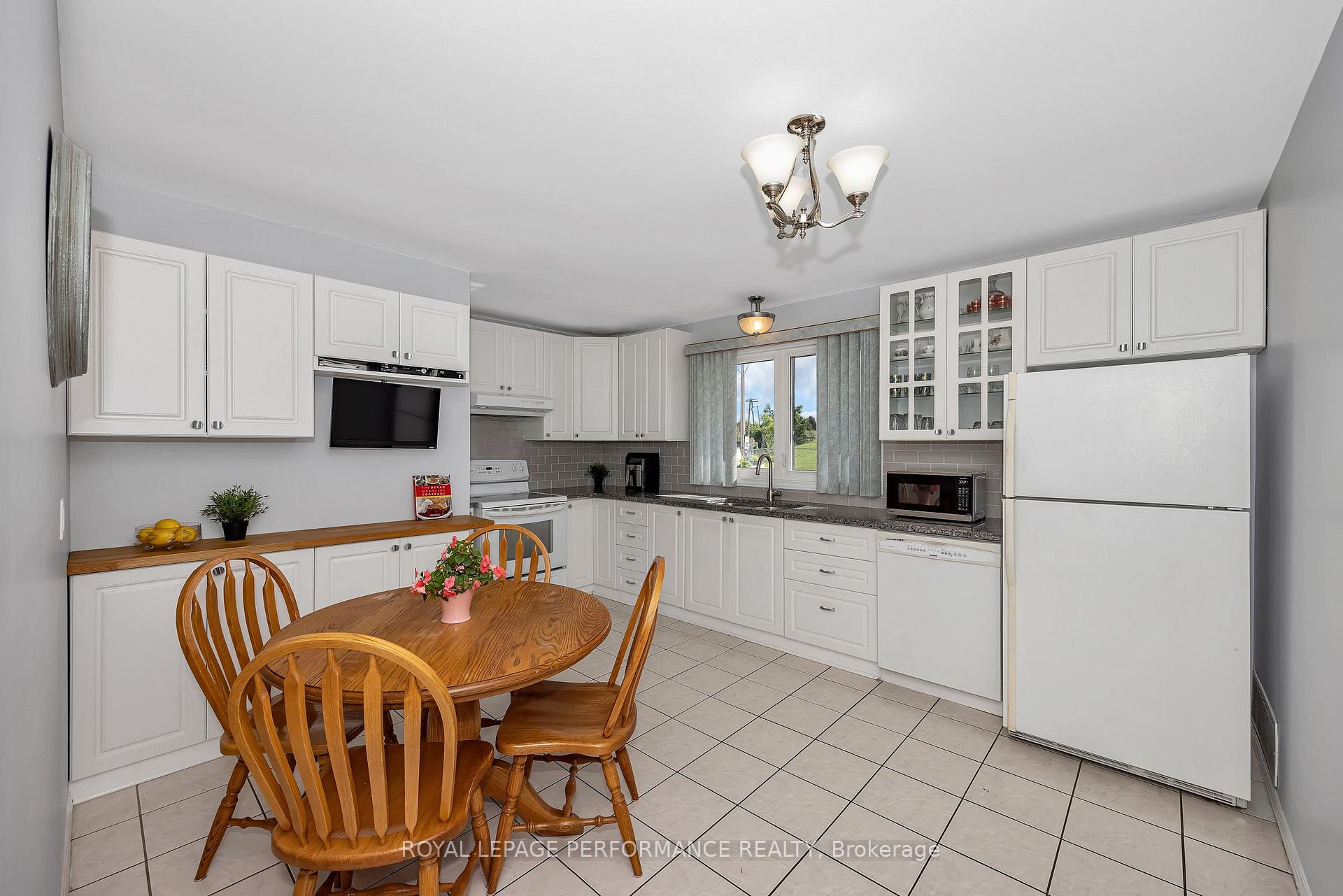 Photo 8 of 1410 Major Road, Ottawa, Bilberry Creek/Queenswood Heights — HOMEH
