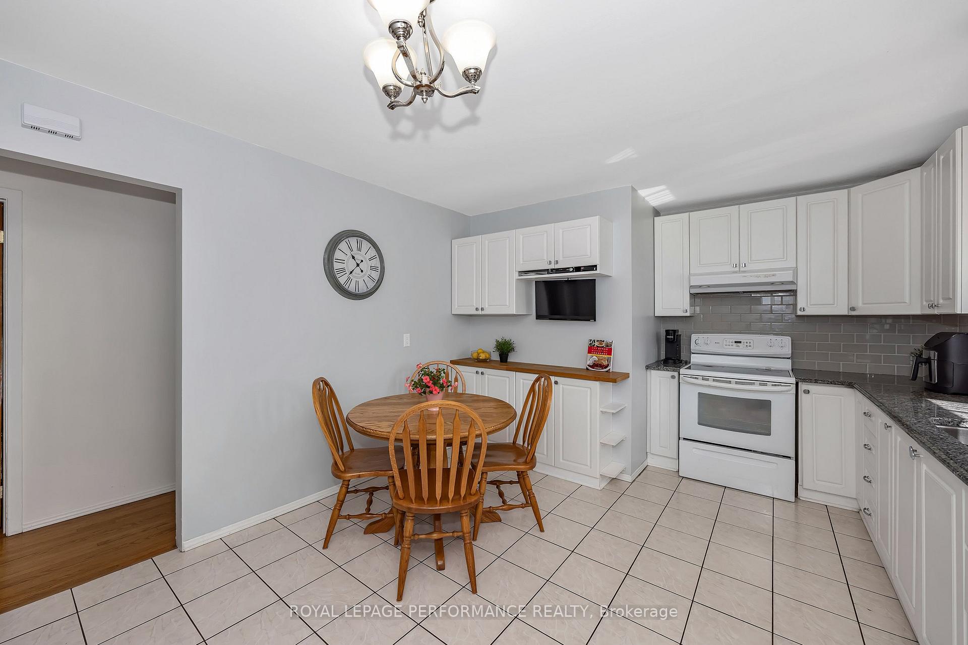 Photo 9 of 1410 Major Road, Ottawa, Bilberry Creek/Queenswood Heights — HOMEH
