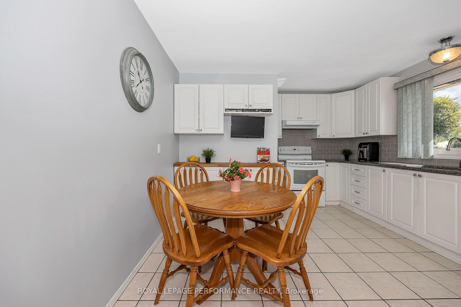 Photo 13 of 1410 Major Road, Ottawa, Bilberry Creek/Queenswood Heights — HOMEH