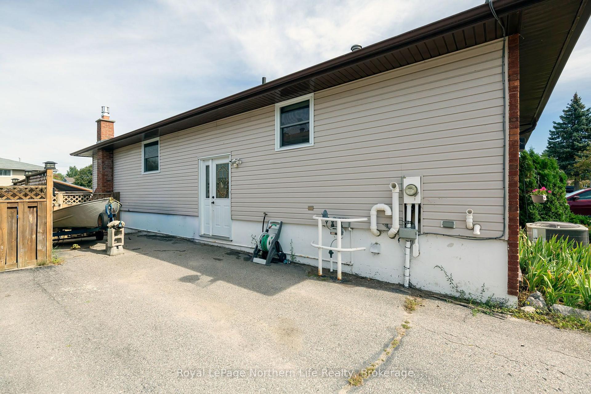 Photo 3 of 23 Harris Drive, North Bay, Ferris — HOMEH