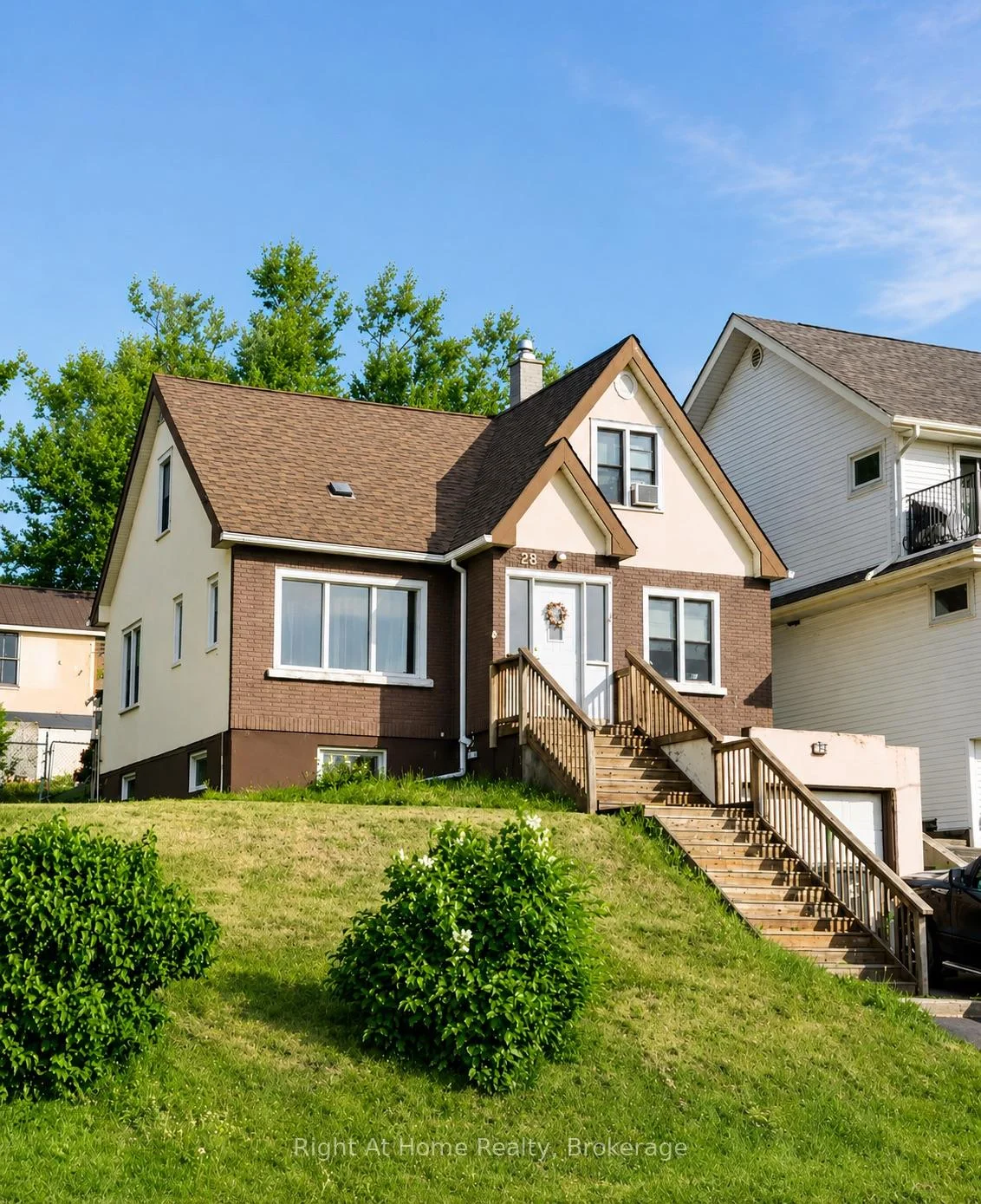 Photo 2 of 28 Dixon Street, Thunder Bay, Court / Cumberland — HOMEH
