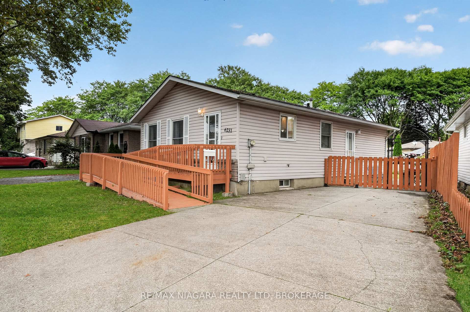 Photo 3 of 6231 Johnson Drive, Niagara Falls, Church's Lane — HOMEH
