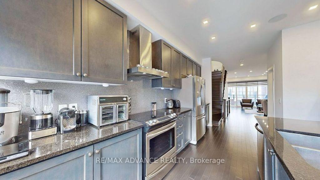 Photo 5 of 167 Salterton Circle, Vaughan, Rural Vaughan — HOMEH