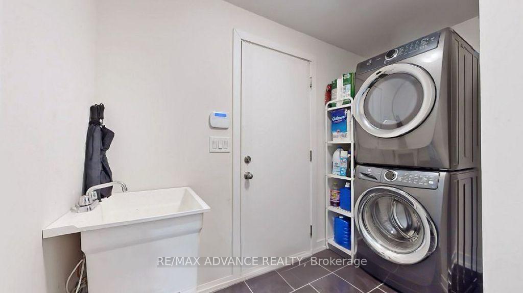 Photo 8 of 167 Salterton Circle, Vaughan, Rural Vaughan — HOMEH
