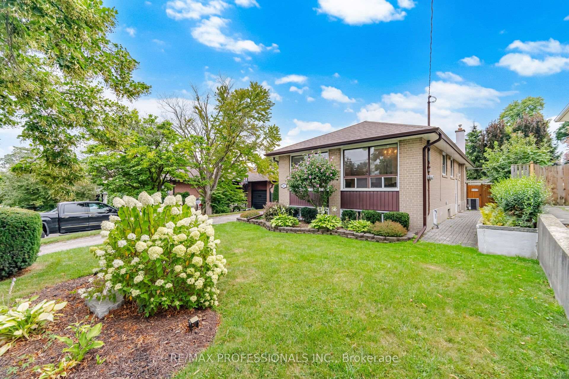 Photo 2 of 147 Chapman Road, Etobicoke, Humber Heights — HOMEH