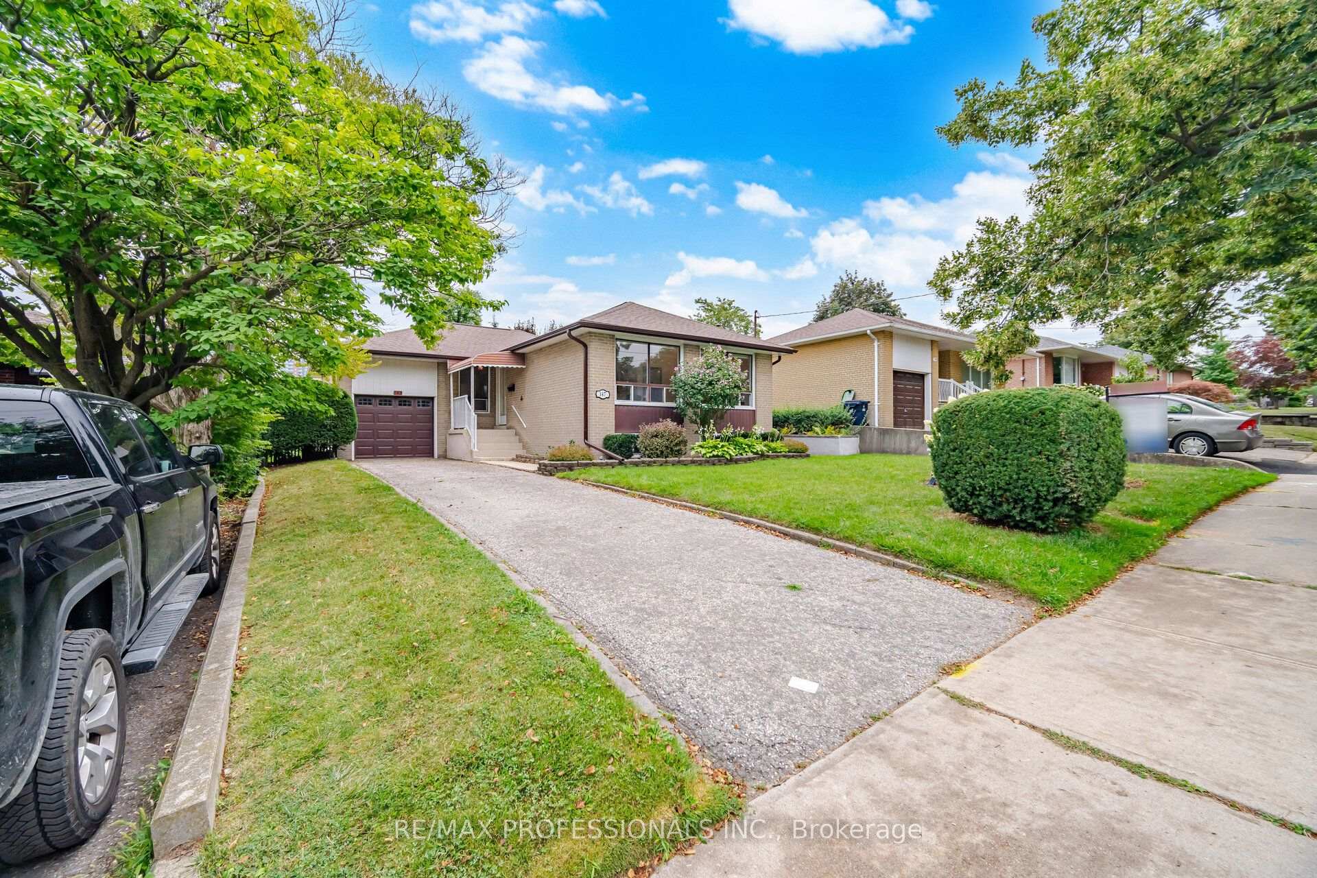 Photo 3 of 147 Chapman Road, Etobicoke, Humber Heights — HOMEH