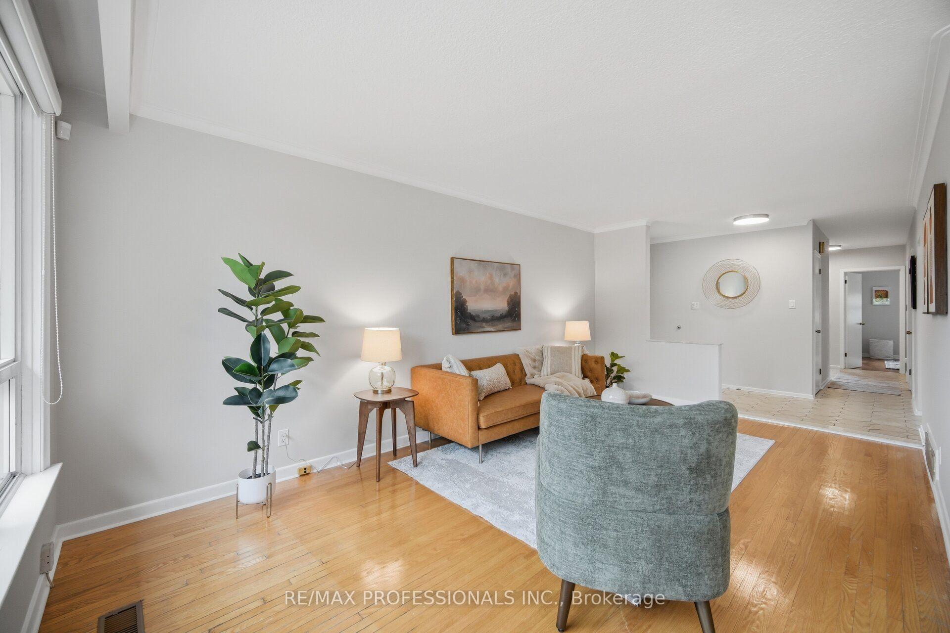Photo 6 of 147 Chapman Road, Etobicoke, Humber Heights — HOMEH
