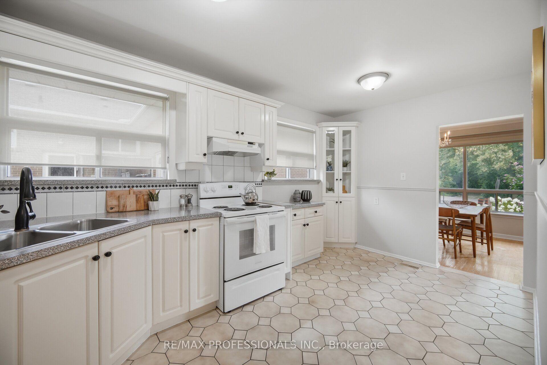Photo 12 of 147 Chapman Road, Etobicoke, Humber Heights — HOMEH