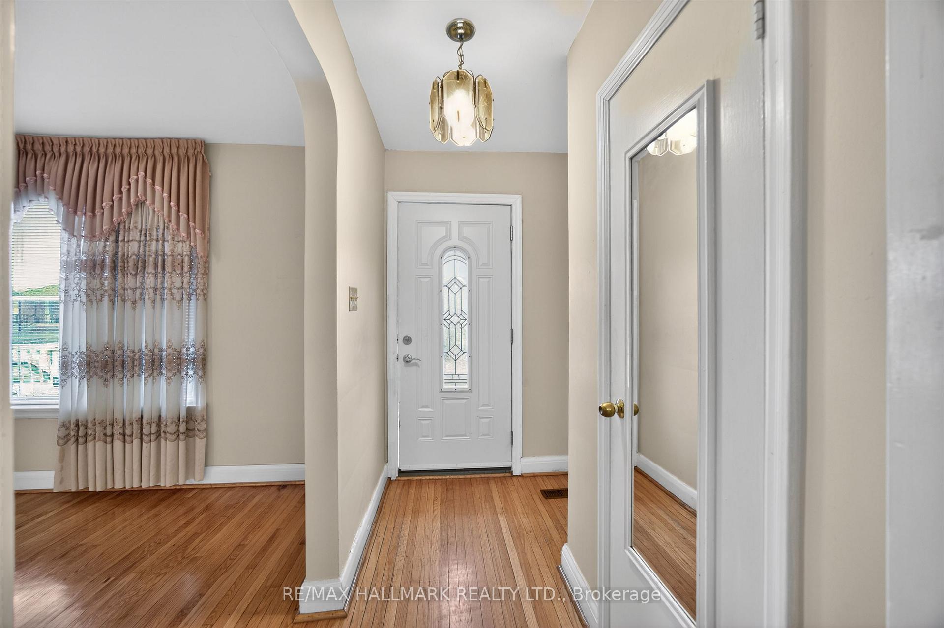 Photo 5 of 50 Dorking Crescent, North York, Downsview-Roding-CFB — HOMEH